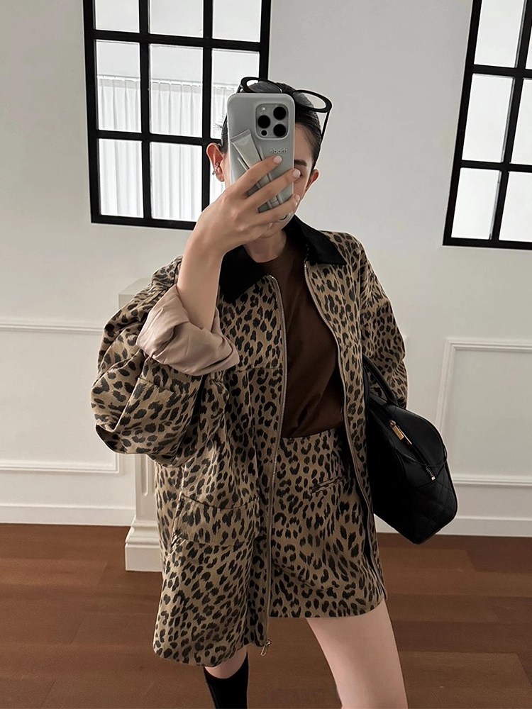 Vintage Fashion Looks - Retro Style Long Sleeve Leopard Print