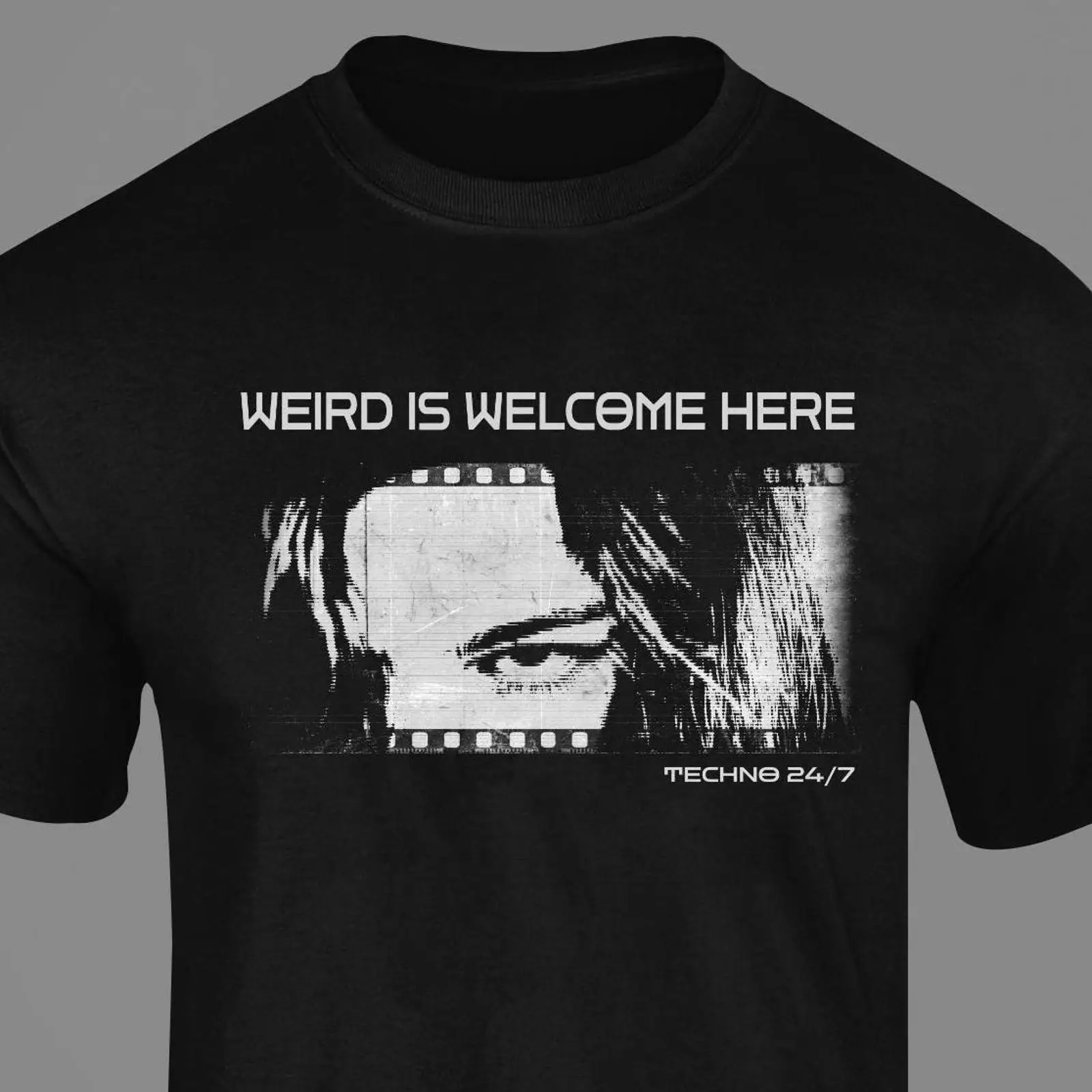 Weird is Welcome Here T Shirt  - Vintage Fashion Berlin 评论和价格